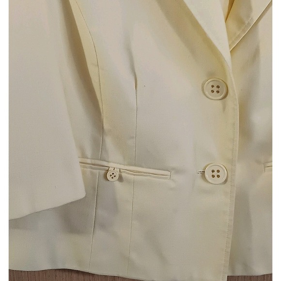 Dressbarn 16W Ladies Yellow Blazer Short Length Faux Front Pockets 2-Button - Picture 3 of 5